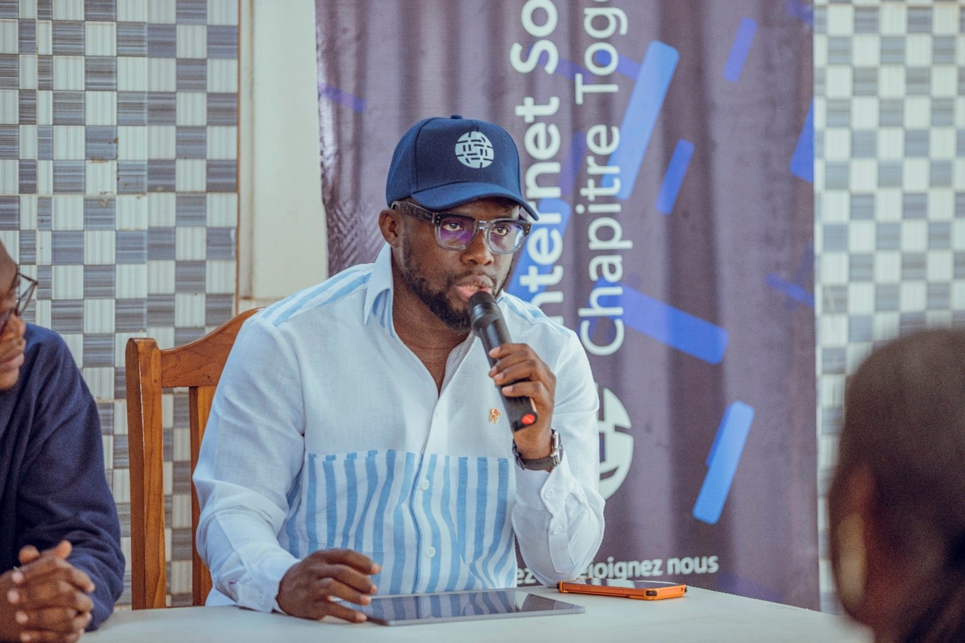Emmanuel Elolo Agbenonwossi, président d’Internet Society Togo, appelle à candidater au programme de bourses de l’Internet Society.