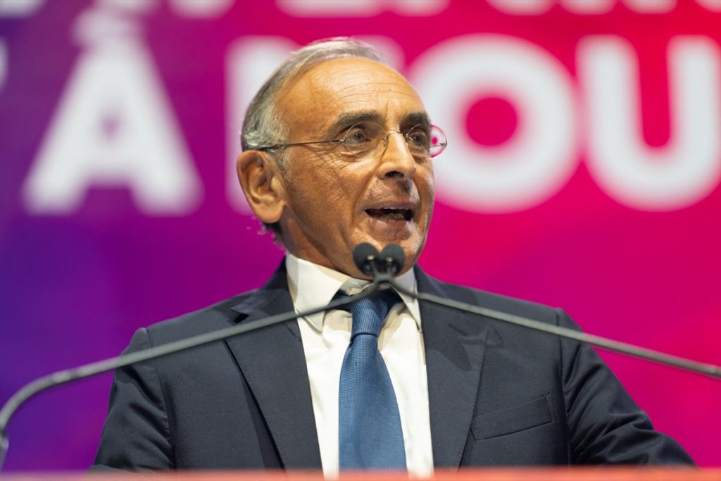 Éric Zemmour défend le recours aux robots et à l’intelligence artificielle pour remplacer une partie des travailleurs immigrés dans plusieurs secteurs.